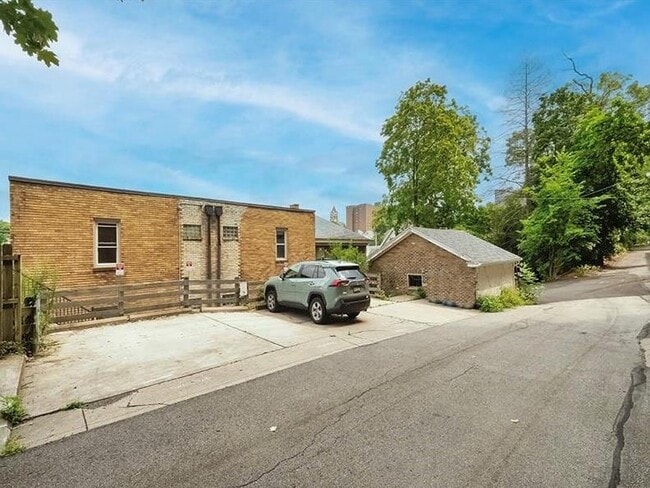 Building Photo - 105 Shady Dr W