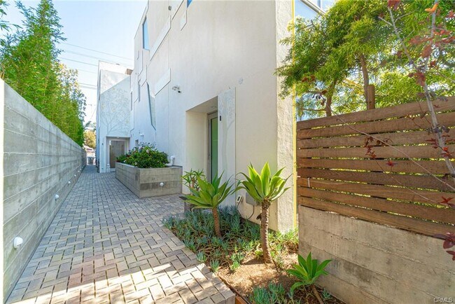 Building Photo - 938 Palms Blvd