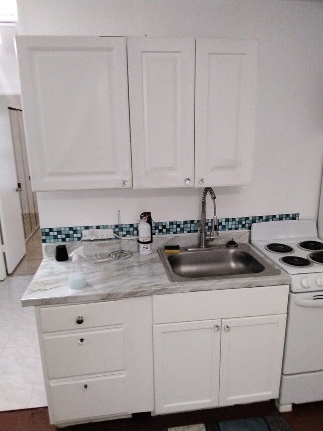 Building Photo - 118 SW Fairway Ave