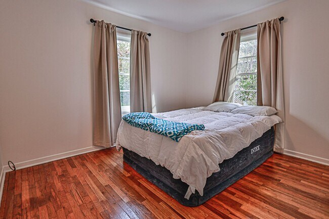 Building Photo - Charming three bedroom, two bath home with a Garage