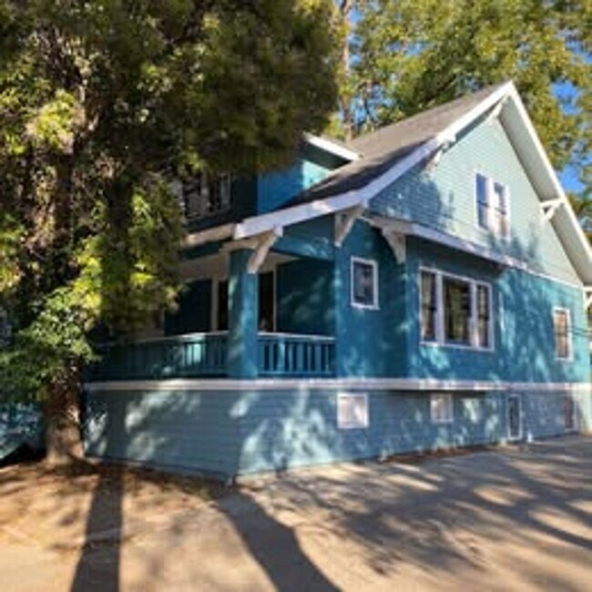 Building Photo - 3 Bed | 2 Bath | McKinley Park Area — $3,375/Month