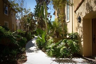 Building Photo - Modern Tri-Level Townhome – Bright, Spacious & Ready to Move In!