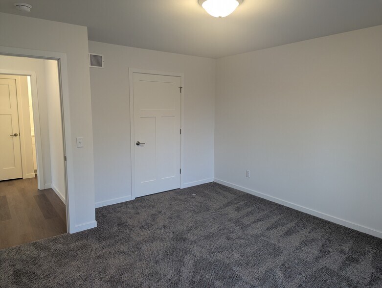 Building Photo - 132 Chalet Dr