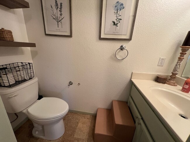 Building Photo - Wonderful 4 Bedroom Home Near Parks With Shopping Nearby!