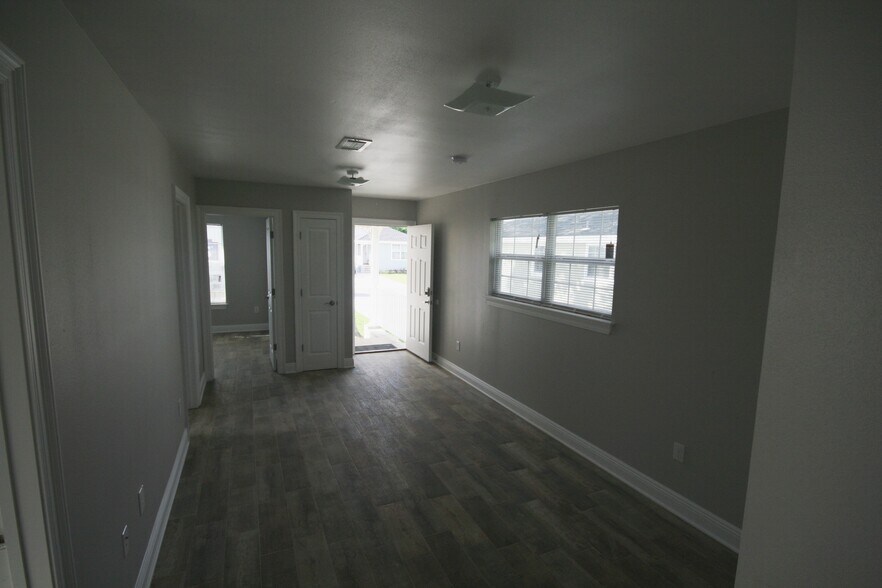 Building Photo - 724 16th St