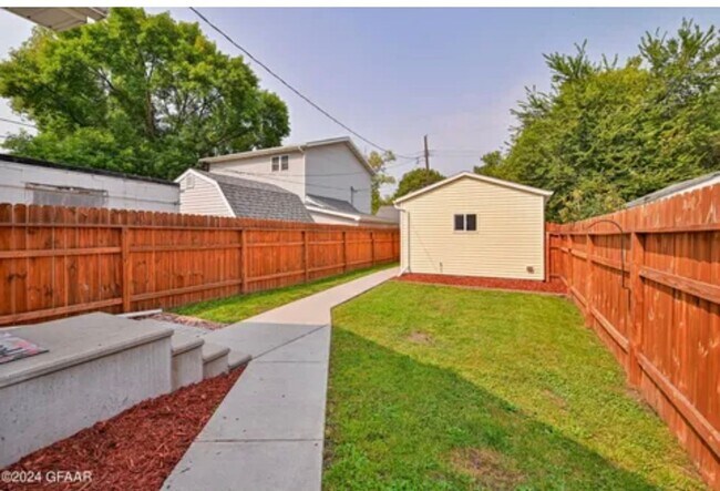 Building Photo - Adorable Single Family Home - 3 bedroom/1 bathroom!