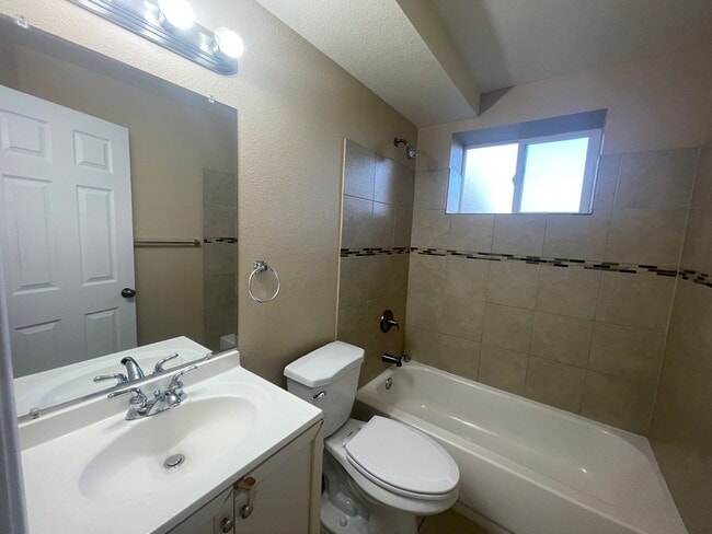 Building Photo - 2 Bed 1 Bath in East Denver Available NOW!