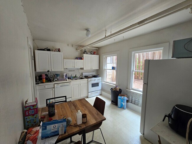 Building Photo - Price Reduced! Great Hill Location- 2 Bedr...