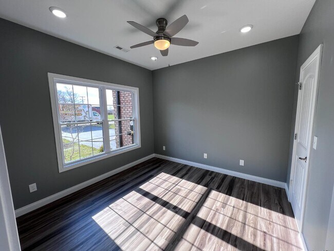 Building Photo - 102 Twin Oaks Dr