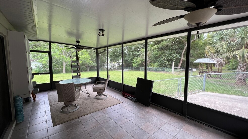 Building Photo - 5702 Cedar Forest Dr S