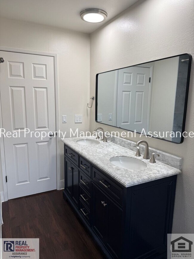 Building Photo - 324 SW Frenwood Way