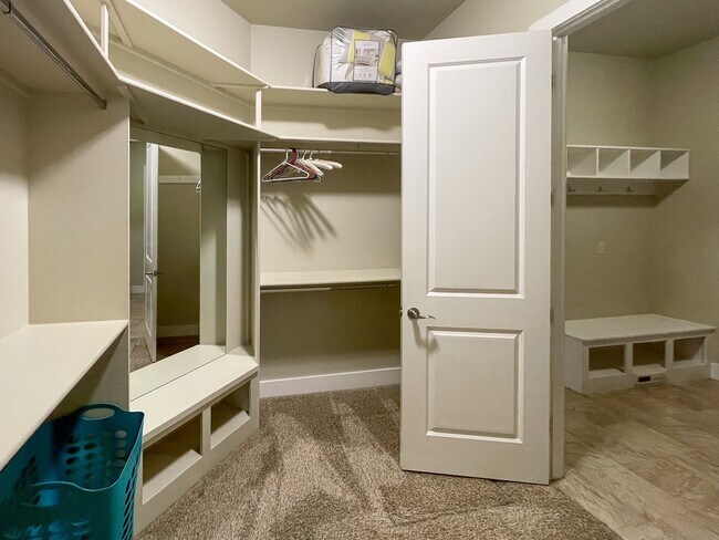 Building Photo - 307 E Grove Creek Ln