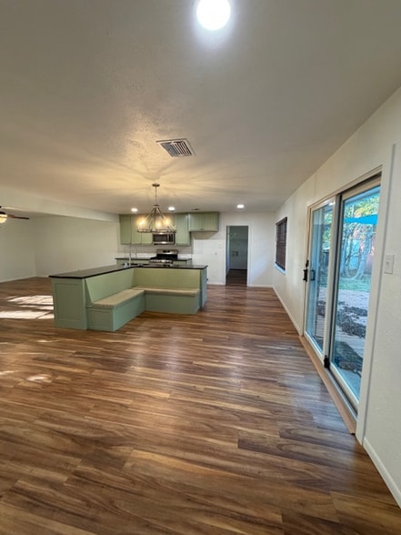 Building Photo - 725 Falcon Dr