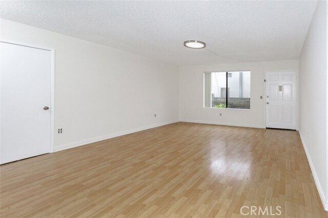 Building Photo - 914 E Elk Ave