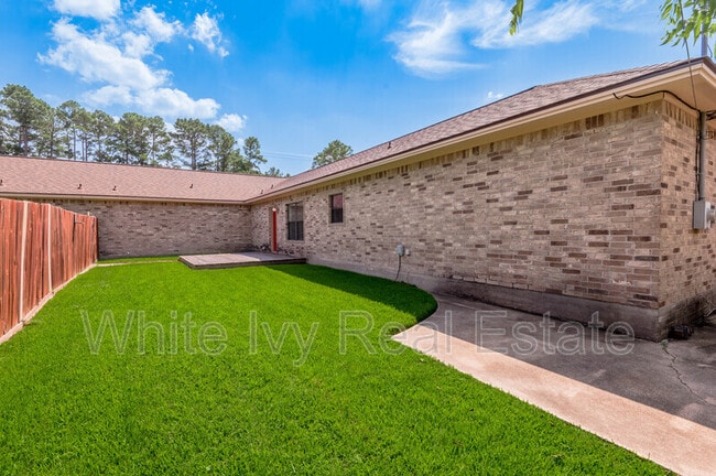 Building Photo - 2121 Normal Park Dr