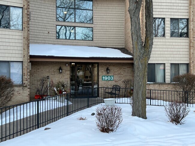 Building Photo - 1903 Silver Bell Rd