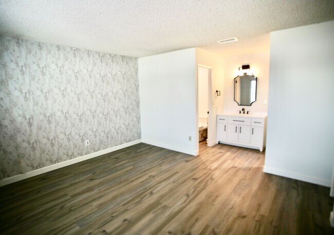 Building Photo - 3br, 2ba in a Great Family Neighborhood Av...