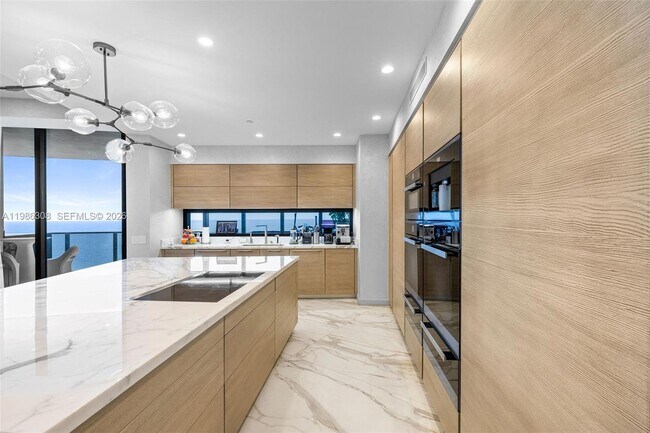 Building Photo - 18555 Collins Ave