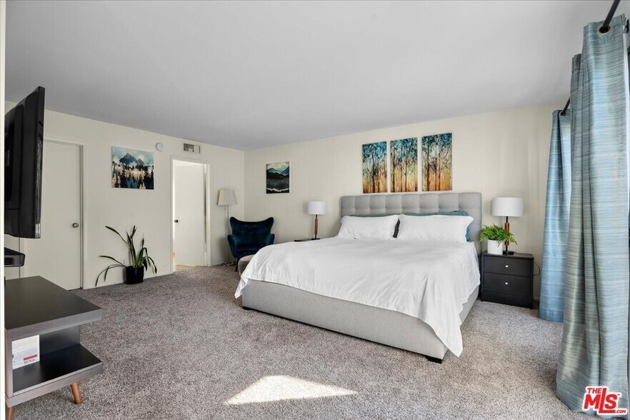 Master Bedroom - 5267 Coldwater Canyon Ave
