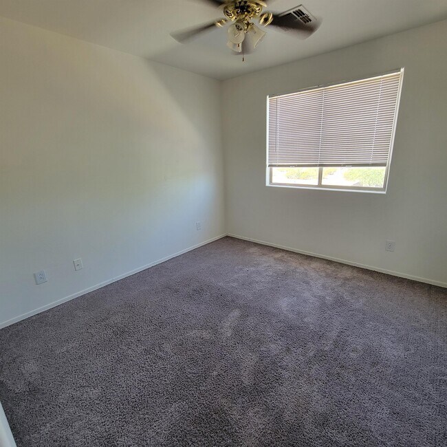 Building Photo - 2982 N Daisy Dr