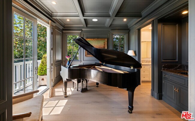 Building Photo - 146 N Carmelina Ave