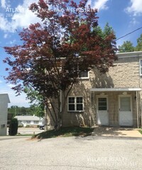 Building Photo - END-UNIT! Budget-friendly townhome in Red ...