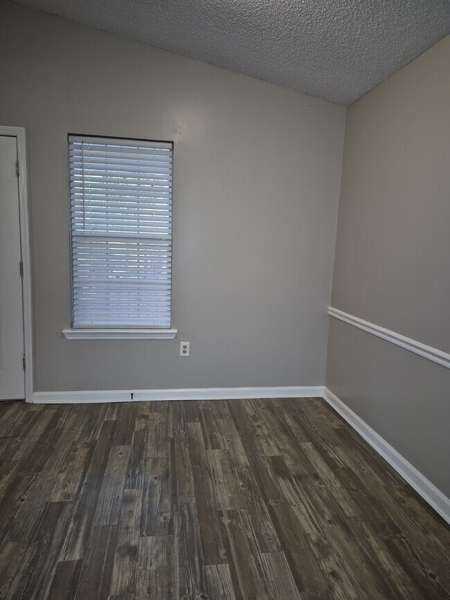 Building Photo - 2092 S Sherwood Dr