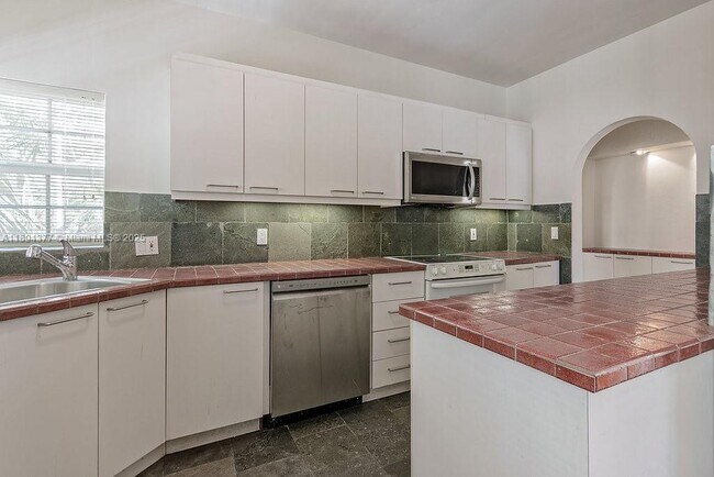 Building Photo - 32 Calabria Ave