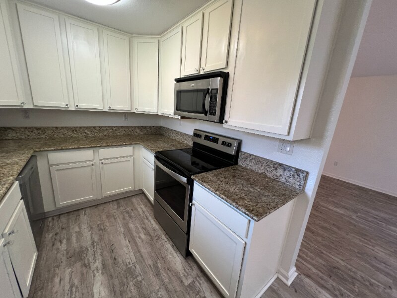 Building Photo - 300 Glenwood Cir