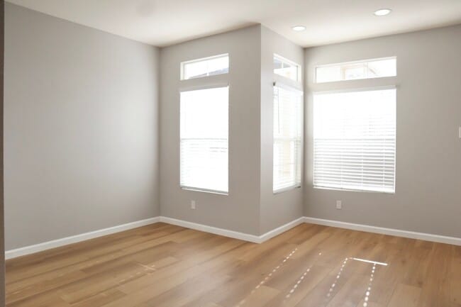 Building Photo - Beautifully Spacious 3-bedroom townhome in Fremont – Gated community!