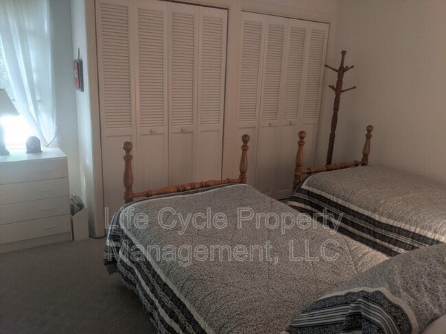 Building Photo - 2421 Lakefront Dr