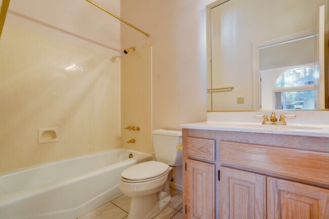 Building Photo - Spacious 3 Bed, 3 Bath Home in Hidden Valley Ranch!