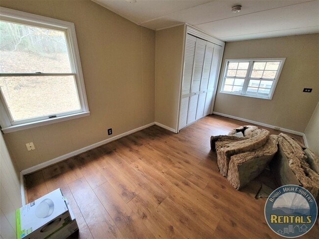 Building Photo - 2 Bedroom Right in Town!