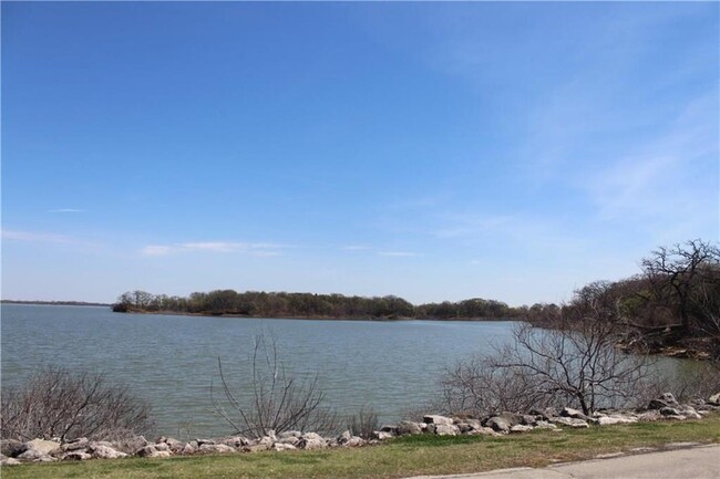 Building Photo - 25 Oakbrook Dr