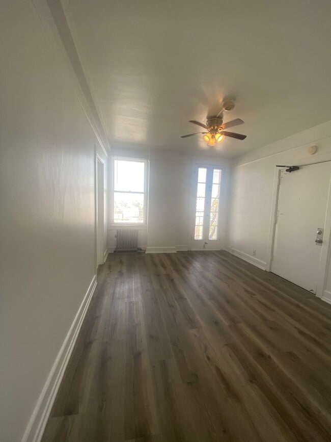Building Photo - Downtown Long Beach Studio/1BA  *Only $1,000 Deposit!