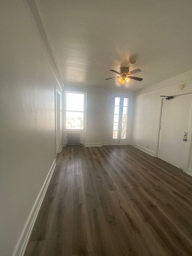 Building Photo - Downtown Studio