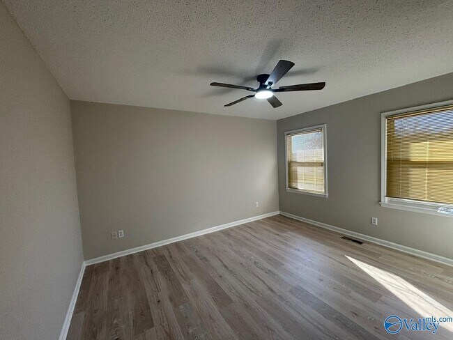 Building Photo - 1305 Hiwan Trail SE