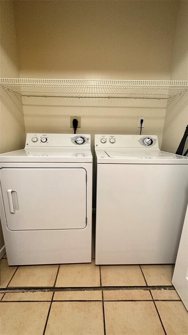 Building Photo - 118 Lake Emerald Dr