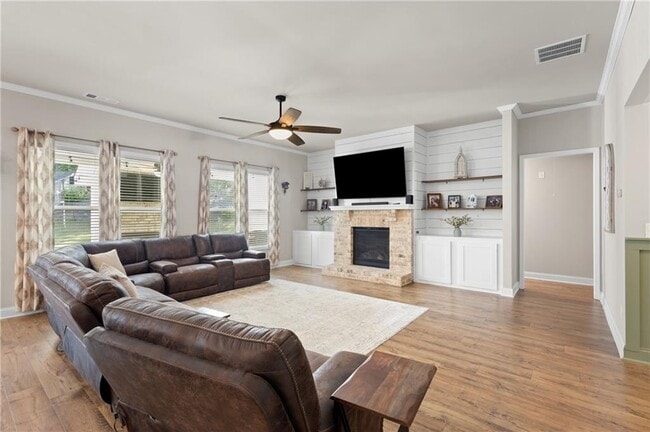 Building Photo - 2121 Charmond Dr