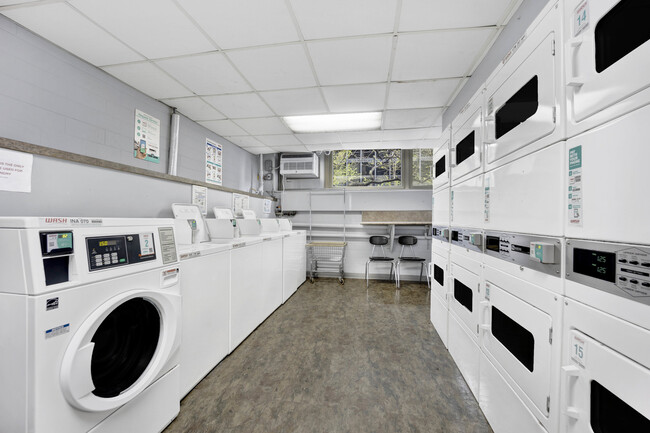 Building Photo - 253 E Delaware Pl