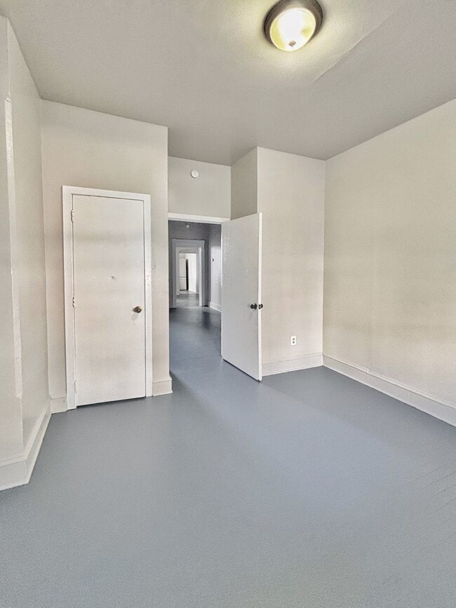 Building Photo - 422 W Allen St