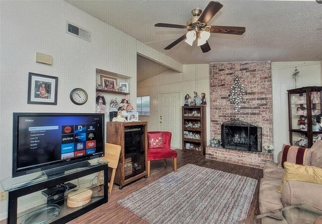 Building Photo - 2404 Cottonwood Dr