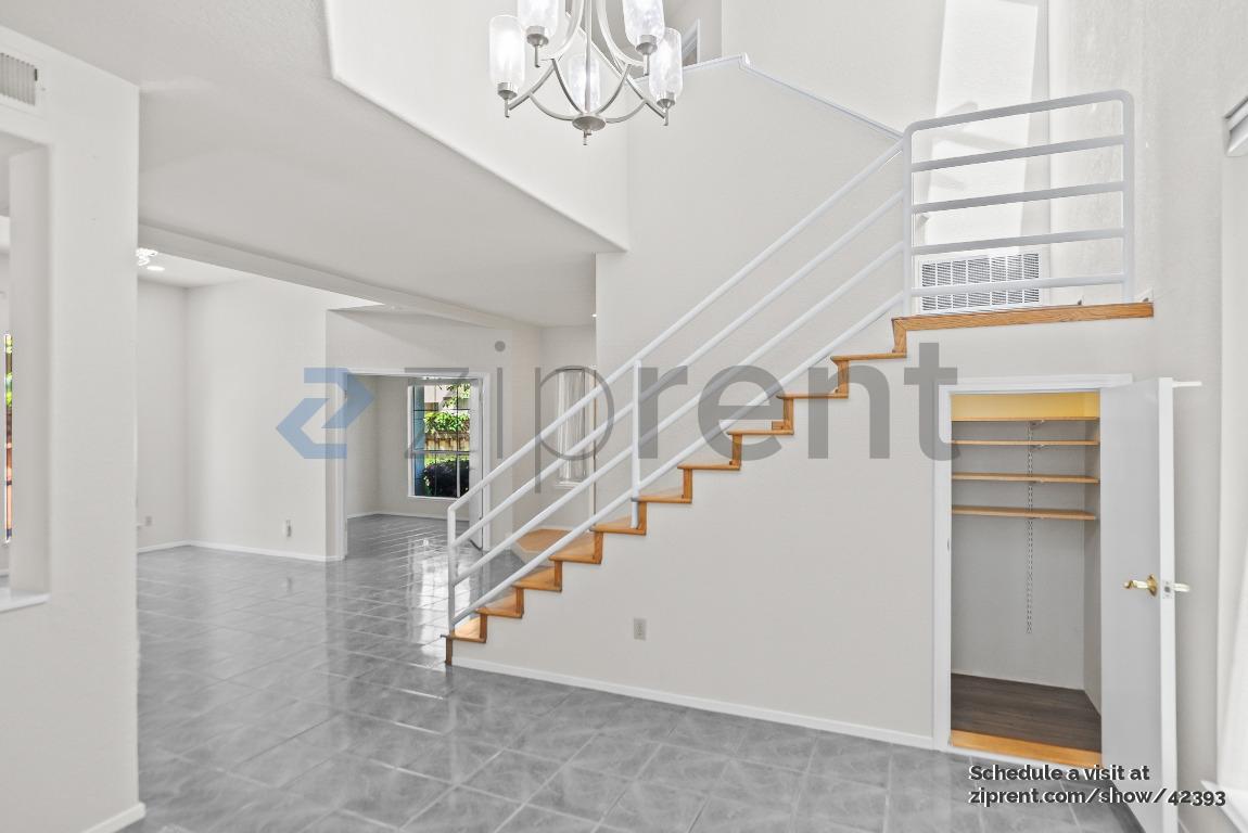 Building Photo - 914 Vista Pointe Dr