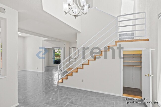 Building Photo - 914 Vista Pointe Dr