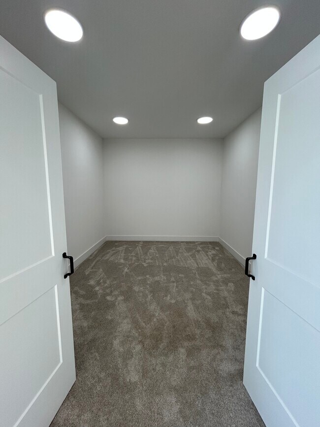 Building Photo - 73 Whitefoord Ave SE