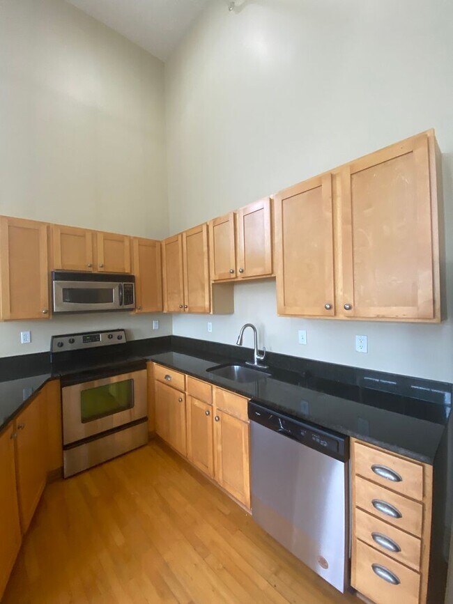 Building Photo - $200 OFF! Updated 3 Bed 1 Bath Apartment w...