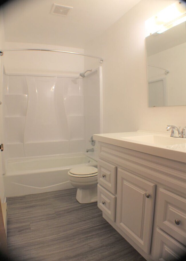 Building Photo - Large 2 bedroom 1 bathroom in the heart of...