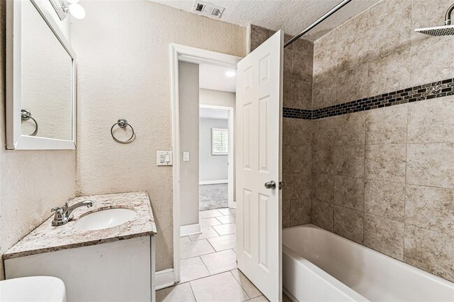 Building Photo - 2580 Granada Cir W