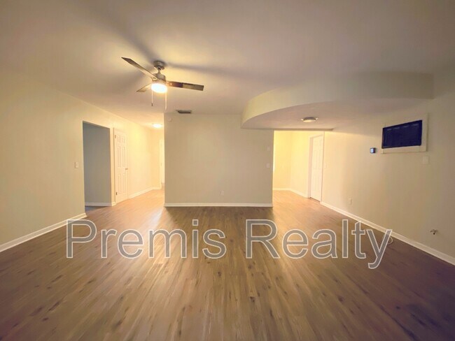 Building Photo - 1121 Mary Jane Ln