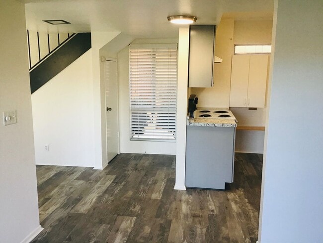 Building Photo - View Liberty Canyon 2+Den